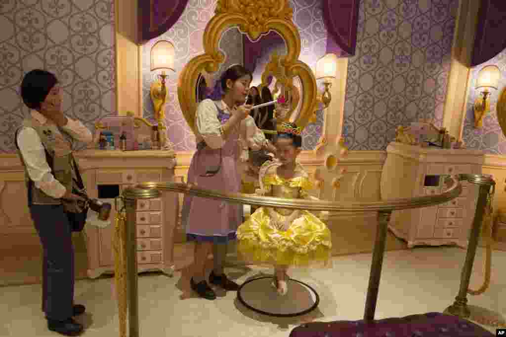 Seorang gadis cilik China sedang didandani untuk tampil pada pembukaan taman hiburan Disney Resort di Shanghai, China.&nbsp;