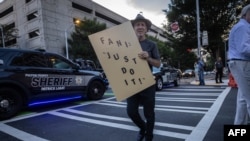 Un manifestante sostiene un cartel en apoyo de la fiscal Fani Willis frente al juzgado Lewis R. Slaton antes de la esperada acusación contra el ex presidente estadounidense Donald Trump, el 14 de agosto de 2023 en Atlanta, Georgia.