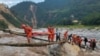 En esta imagen, distribuida por la agencia noticiosa Xinhua, rescatistas trasladan a sobrevivientes al otro lado de un río luego de un sismo en la localidad de Moxi, en el condado de Luding de la provincia de Sichuan, en el suroeste de China, el 5 de septiembre de 2022. 
