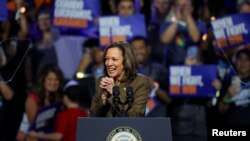 Kamala Harris, candidata presidencial demócrata y vicepresidenta estadounidense, reacciona en el escenario durante un evento de campaña, en Las Vegas, Nevada, EE.UU., el 29 de septiembre de 2024. REUTERS