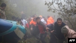 En esta fotografía proporcionada por la agencia de noticias Moj, miembros del equipo de rescate trabajan en el lugar del accidente de un helicóptero que transportaba al presidente iraní Ebrahim Raisi en Varzaghan, en el noroeste de Irán, el 20 de mayo de 2024.