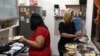 Claudia Peixoto, une infirmière brésilienne de 39 ans qui soigne les patients atteints du COVID-19 à l'hôpital municipal de Ronaldo Gazolla, lors du dîner de Noël, à Rio de Janeiro, au Brésil. 24 décembre 2020. REUTERS / Lucas Landau