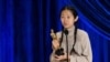 Chloe Zhao prihvaća Oscara za režiju tijekom prenosa emisije ABC uživo 93. Oscara u Los Angelesu, Kalifornija, SAD, 25. aprila 2021. Todd Wawrychuk / A.M.P.A.S. / Handout putem REUTERS-a