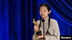 Chloe Zhao prihvaća Oscara za režiju tijekom prenosa emisije ABC uživo 93. Oscara u Los Angelesu, Kalifornija, SAD, 25. aprila 2021. Todd Wawrychuk / A.M.P.A.S. / Handout putem REUTERS-a