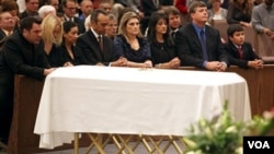 La familia junto al ataúd de Christina Green, su madre Roxanna, la tercera de la derecha, el padre John, segundo de la derecha y el hermano Dallas durante el funeral.