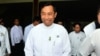 ပါတီ ကိုယ်စားလှယ်လောင်း သတင်းစာရှင်းလင်းပွဲ တက်ရောက် လာတဲ့ သူရဦးရွှေမန်း။
(သြဂုတ် ၁၂၊ ၂၀၁၅)