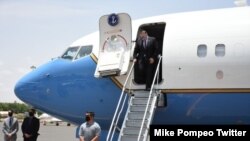 El secretario de Estado, Mike Pompeo, llegó el martes 25 de agosto de 2020 a Sudán, como parte de una gira que realiza por Medio Oriente. [Foto tomada de la cuenta de Twiiter del secretario de Estado, Mike Pompeo]