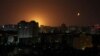 Destellos de explosiones de drones se observan en el cielo de Kiev, Ucrania, durante un ataque ruso el 28 de mayo de 2023.