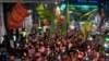 Manifestantes marchan hacia la oficina presidencial después de una vigilia con velas contra el presidente surcoreano, Yoon Suk Yeol, en Seúl, Corea del Sur, el jueves 5 de diciembre de 2024. AP