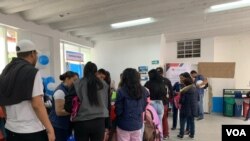 Los venezolanos que huyen del gobierno en disputa de Venezuela han copado los centros de admisión de refugiados de varios países latinoamericanos.