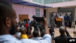 El Primer Ministro haitiano, Garry Conille, responde a una pregunta de un periodista durante una conferencia de prensa en la oficina del Consejo Electoral Provisional en Petionville, Haití, el 18 de junio de 2024.