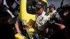 Agentes de policía cargan una caja con evidencias recogidas en la sede del Movimiento Semilla en Ciudad de Guatemala, el 21 de julio de 2023. 