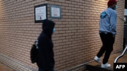 Varias personas esperan para someterse a una prueba de COVID-19 en una clínica de Staten Island, Nueva York, el 12 de noviembre de 2020.