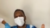 Pelé levanta el pulgar en señal de aprobación mientras recibe la vacuna contra la COVID-19, en esta foto tomada por su esposa Marcia Aoki, y publicada por el astro en su página de Instagram.