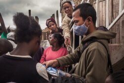 Desde el 21 de abril de 2020, los 15 voluntarios de Le Cameléon han decidido ayudar a las familias más pobres del distrito de Anjezika.