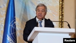 El secretario general de la ONU, Antonio Guterres, habla a la prensa después de una reunión sobre Afganistán en Doha, Qatar, el 2 de mayo de 2023. 