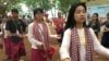 ក្រុមអ្នកស្ម័គ្រ​ចិត្តរាំ​របាំប្រពៃណីខ្មែរ​ក្នុង​ពិធី​បុរាណ​ចូល​ឆ្នាំ​ប្រពៃ​ណីជាតិ​ខ្មែរ​នៅ​ទី​ក្រុង​សៀមរាប​ក្នុង​ ​ថ្ងៃ​ ​ទី១៤​ខែ​មេសា​ឆ្នាំ​២០១៨។​ (ប៉ូច រាសី/VOA)