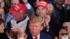 El expresidente de EEUU, Donald Trump, se reúne con sus partidarios el día de su comparecencia ante el tribunal en Nueva York , acusado en una investigación sobre el dinero pagado para silenciar a la estrella porno Stormy Daniels, en Palm Beach, Florida, el 4 de abril. 2023.