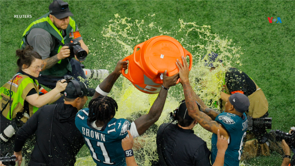 A.J. Brown y DeVonta Smith vierten Gatorade sobre el entrenador Nick Sirianni durante el Súper Bowl, donde el equipo de Filadelfia se llevó el título de campeón.&nbsp;