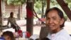 រូបឯកសារ៖ អ្នក​ស្រី​ អ៊ឹម ចែម អតីត​កម្មាភិបាល​ខ្មែរ​ក្រហម​មួយ​រូប (ស្តាំ) ​នៅ​ផ្ទះ​របស់​គាត់​ក្នុង​ស្រុក​អន្លង់​វែង​ ខេត្ត​ឧត្តរមាន​ជ័យ។ 