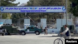 Fuerzas del Talibán custodian la entrada del Aeropuerto Internacional de Kabul el 27 de agosto de 2021.