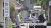 Petugas memindahkan pasien yang diduga terjangkit virus corona ke RS H. Adam Malik di Medan, Sumatera Utara, 18 Maret 2020. 