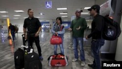 Los migrantes cubanos viajaron de Costa Rica a Estados Unidos por avión y autobús a través de Centro América y México.
