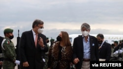 El presidente de Ecuador, Guillermo Lasso, y su esposa María Lourdes Alcívar, son recibidos por el canciller mexicano Marcelo Ebrard, en el Aeropuerto Internacional Benito Juárez de la Ciudad de México el 23 de agosto de 2021.