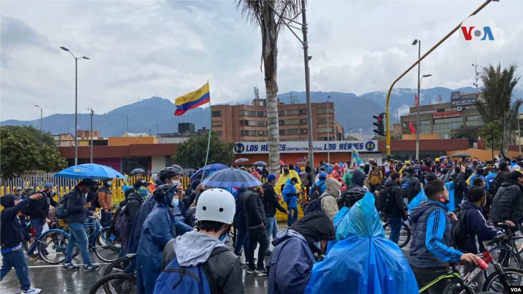 Según personas entrevistadas por la Voz de América, los ciudadanos salen a marchar en contra de iniciativas del Gobierno colombiano que, como han manifestado, solo han causado pobreza y falta de oportunidades.