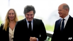 El canciller alemán Olaf Sholz, derecha, recibe al presidente argentino Javier Milei y a su hermana Karina Milei en la cancillería en Berlín, Alemania, el 23 de junio de 2024. 