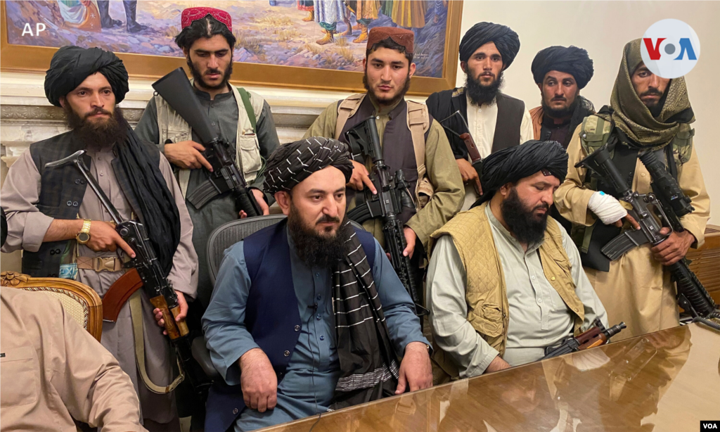Los combatientes talibanes toman el control del palacio presidencial afgano despu&#233;s de que el presidente Ashraf Ghani huyera del pa&#237;s. [15 de agosto de 2021].