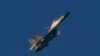 Jet tempur militer J-11 milik China terbang di atas Selat Taiwan dekat Pingtan, daratan terdekat di daratan China dengan pulau Taiwan, di Provinsi Fujian, China tenggara pada 5 Agustus 2022. (AP)