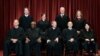 Miembros de la Corte Suprema en una foto de grupo. Sentados de izquierda a derecha: Samuel Alito, Clarence Thomas, John Roberts, Stephen Breyer y Sonia Sotomayor. De pie desde la izquierda: Brett Kavanaugh, Elena Kagan, Neil Gorsuch, Amy Coney Barrett.