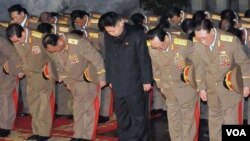 Kim Jong Un en el centro de la fotografía ha sido elevado al rango de "supremo comandante" tras la muerte de su padre, Kim Jong Il.