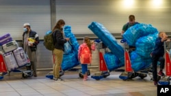 Las restricciones dejan a cientos de personas atrapadas en el aeropuerto internacional Tambo en Johannesburg, Sudáfrica.