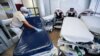 Un trabajador médico limpia camillas en una sala de emergencias en Nueva York, durante un repunte de casos de coronavirus.