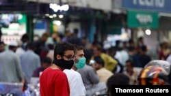 Vista general de un mercado en Karachi, Pakistán, en medio del brote de coronavirus en el país. 