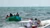 Un grupo de migrantes en una embarcación intenta alcanzar la costa de EEUU, cerca de Cayo Hueso, en Florida, el 12 de agosto de 2022.