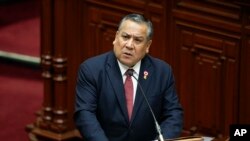 ARCHIVO - El primer ministro Gustavo Adrianzen pide un voto de confianza en el Congreso, en Lima, Perú, el miércoles 3 de abril de 2024.