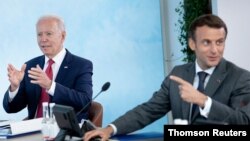 El presidente de Estados Unidos, Joe Biden, y el presidente de Francia, Emmanuel Macron, asisten a una sesión de trabajo durante la cumbre del G7 en Carbis Bay, Cornwall, Gran Bretaña, el 12 de junio de 2021.