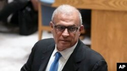 El representante especial de la Autoridad Palestina Ziad Abu Amr sale de una reunión del Consejo de Seguridad en las oficinas de la ONU el jueves 18 de abril de 2024. 