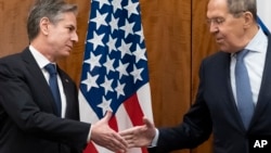 El Secretario de Estado de EE. UU., Antony Blinken (L), con el Ministro de Relaciones Exteriores de Rusia, Sergei Lavrov, en Ginebra, el 21 de enero de 2022.