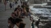 Sejumlah warga menghabiskan waktu di pinggir pantai di Havana, Kuba, pada 20 Oktoberfest 2024, menyusul pemadaman listrik yang melanda negara tersebut. (Foto: AP/Ramon Espinosa)