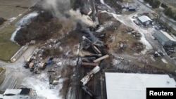 ARCHIVO: Las imágenes de un dron muestran el descarrilamiento de un tren de carga en East Palestine, Ohio, EEUU, el 6 de febrero de 2023 en esta captura de pantalla obtenida de un video publicado por la NTSB. NTSBGov/Folleto a través de REUTERS ESTA IMAGEN HA SIDO SUMINISTRADA POR UN TERCERO./Foto de archivo/Foto de archivo