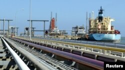Un buque cisterna frente a la terminal de carga de una refinería de petróleo en Venezuela. Foto de archivo.
