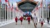 Los participantes de los Juegos Olímpicos y Paralímpicos de París 2024 caminan frente a la cafetería de la Villa Olímpica, en Saint-Denis, al norte de París, el 22 de julio de 2024, antes de la ceremonia de apertura de los Juegos Olímpicos y Paralímpicos de París 2024.