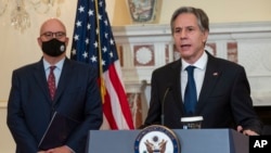 El secretario de Estado Antony Blinken, acompañado de Jonathan Moore, habla en la Sala Benjamin Franklin del Departamento de Estado en Washington, el 5 de noviembre de 2021.