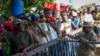 Sejumlah warga Haiti bergerak melewati area perbatasan menuju Dajabon, Republik Dominika, pada 17 Mei 2024. (Foto: AP/Matias Delacroix)