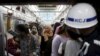 Seorang petugas keamanan berjaga di dalam gerbong kereta khusus perempuan di Stasiun Kereta Manggarai, Jakarta, 8 Januari 2016. (Foto: REUTERS/Beawiharta)
