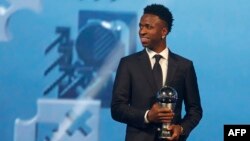 El delantero brasileño Vinicius Junior posa con el trofeo al Mejor Jugador durante la ceremonia de los premios Best FIFA Football Awards 2024, en Doha, el 17 de diciembre de 2024.